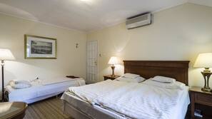 Minibar, una cassaforte in camera, una scrivania, ferro/asse da stiro