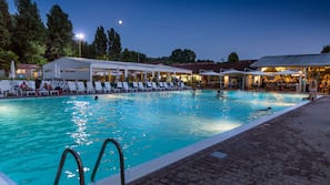 Piscina stagionale all'aperto, ombrelloni da piscina, lettini