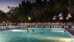 Piscina stagionale all'aperto, ombrelloni da piscina, lettini