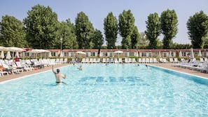 Piscina stagionale all'aperto, ombrelloni da piscina, lettini