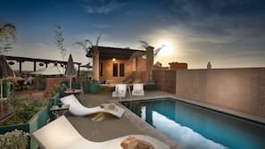 Una piscina al aire libre (de 8:30 a 19:00), sombrillas, tumbonas