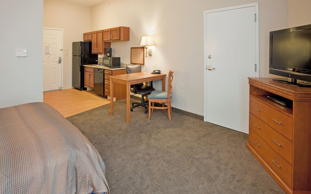 Candlewood Suites Northeast Kansas City, an IHG Hotel