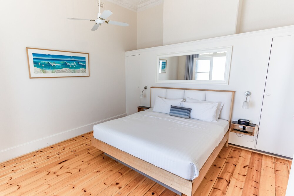 Seawall Apartments