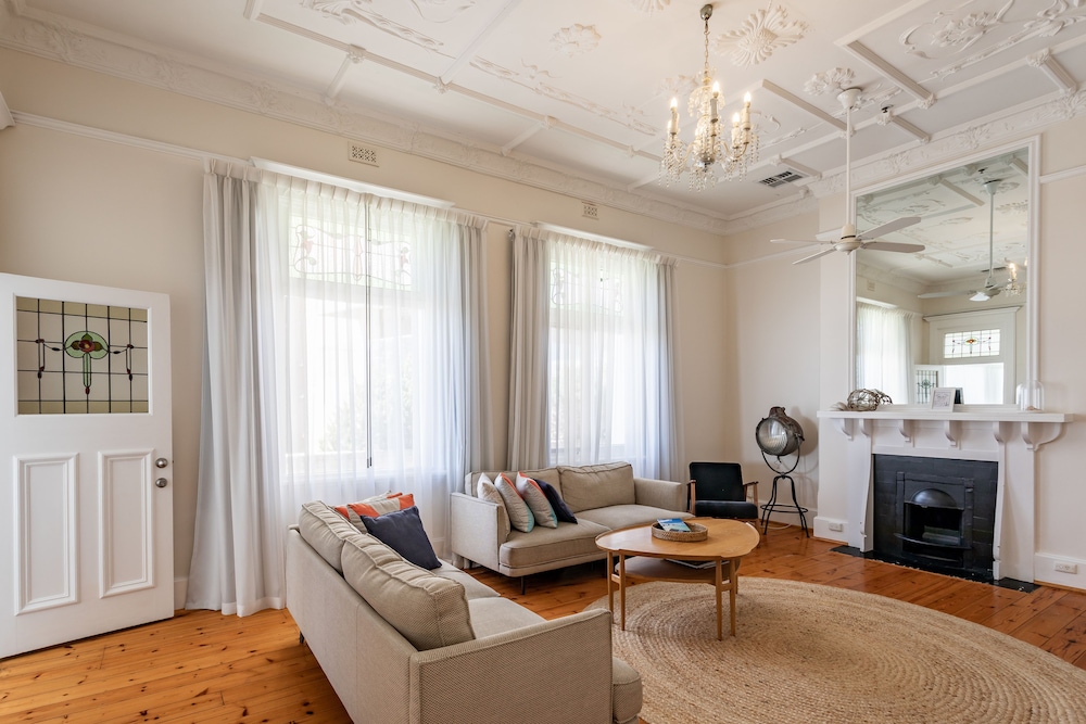 Seawall Apartments