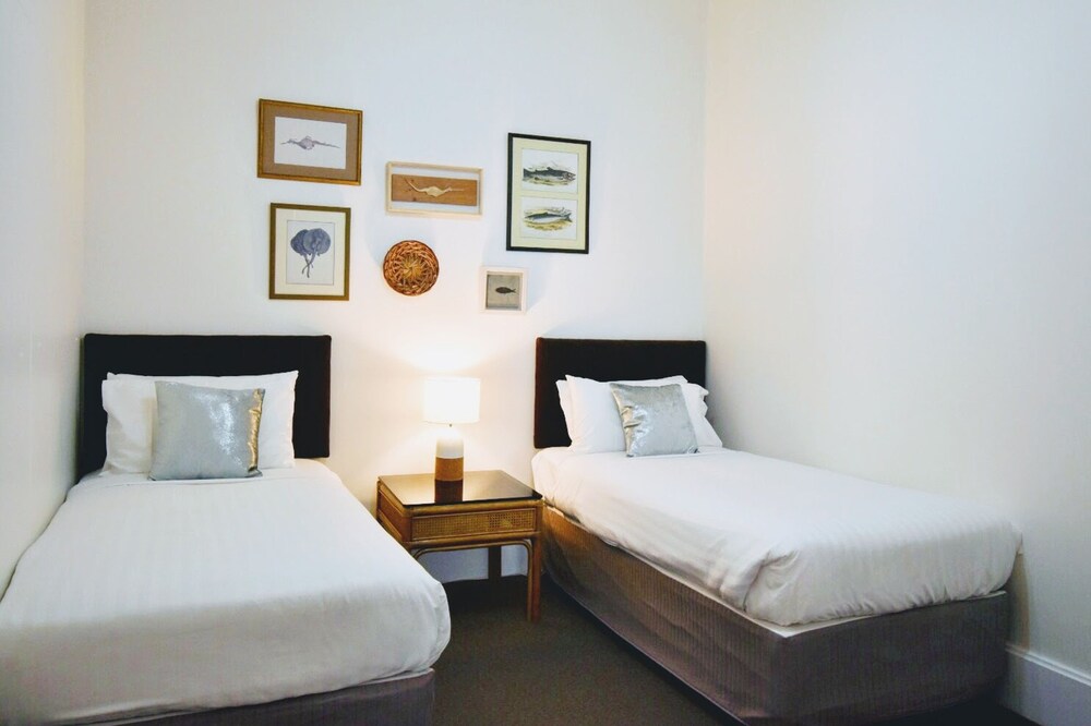 Seawall Apartments