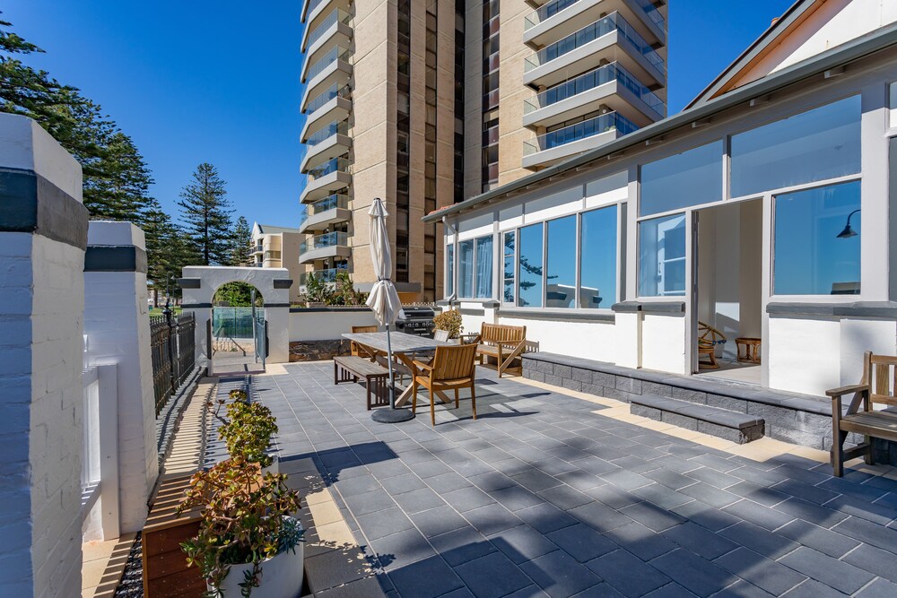 Seawall Apartments