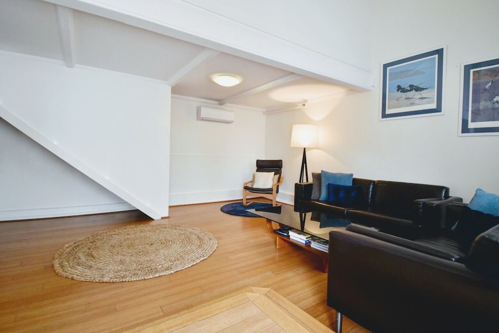 Seawall Apartments