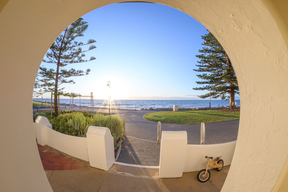 Seawall Apartments