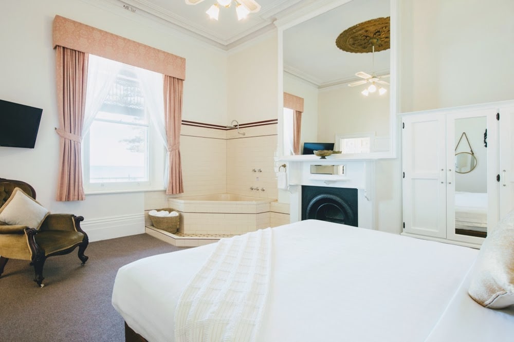 Seawall Apartments