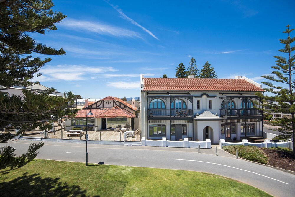 Seawall Apartments