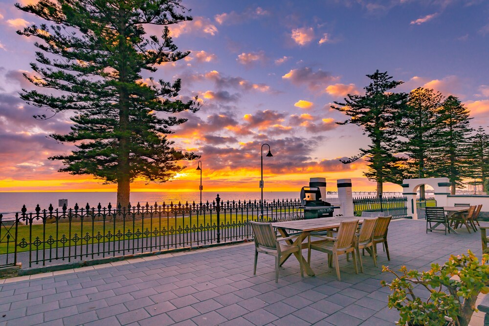 Seawall Apartments