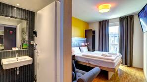 Zimmersafe, Schreibtisch, Verdunkelungsvorhänge, schallisolierte Zimmer