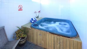 Outdoor spa bath