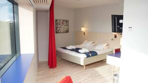 Hypo-allergenic bedding, in-room safe, desk, blackout curtains