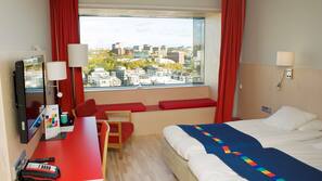Hypo-allergenic bedding, in-room safe, desk, blackout curtains