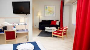 Hypo-allergenic bedding, in-room safe, desk, blackout curtains
