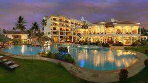 2 outdoor pools
