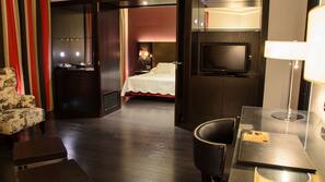 Ropa de cama de alta calidad, minibar, caja fuerte y escritorio