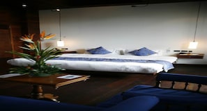 Penthouse | Premium bedding, minibar, in-room safe, individually decorated