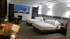 Tabla de planchar con plancha, wifi gratis, ropa de cama