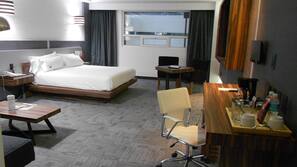 Tabla de planchar con plancha, wifi gratis, ropa de cama