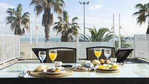 Minibar, coffre-forts dans les chambres, bureau