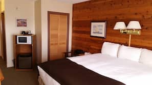 Premium bedding, desk, iron/ironing board, free WiFi