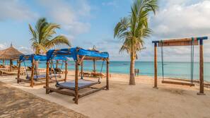 Plage privée, sable blanc, chaises longues, parasols