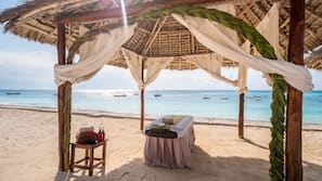 Plage privée, sable blanc, chaises longues, parasols