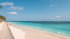 Plage privée, sable blanc, chaises longues, parasols