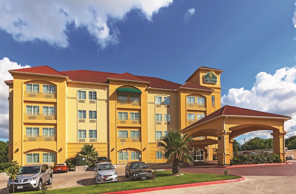 La Quinta Inns Suites Columbus Tx 2427 Highway 71 South 78934 Hotel 2 Of 43
