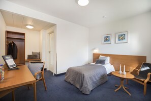 Single Room | Hypo-allergenic bedding, desk, iron/ironing board