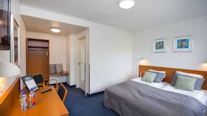 Hypo-allergenic bedding, desk, iron/ironing board, free WiFi