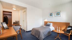 Hypo-allergenic bedding, desk, iron/ironing board, free WiFi
