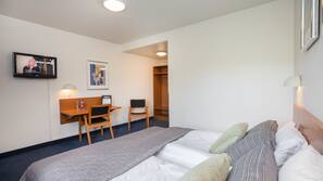 Hypo-allergenic bedding, desk, iron/ironing board, free WiFi