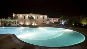 Piscina coperta, ombrelloni da piscina, lettini