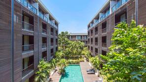 2 outdoor pools, pool umbrellas