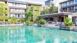 2 outdoor pools, pool umbrellas