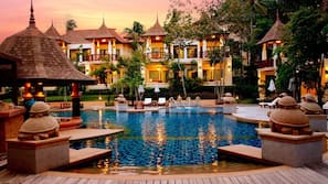 2 outdoor pools