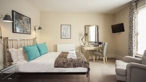 Hypo-allergenic bedding, desk, iron/ironing board, free WiFi