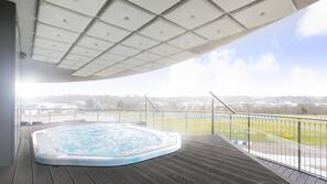 Outdoor spa bath