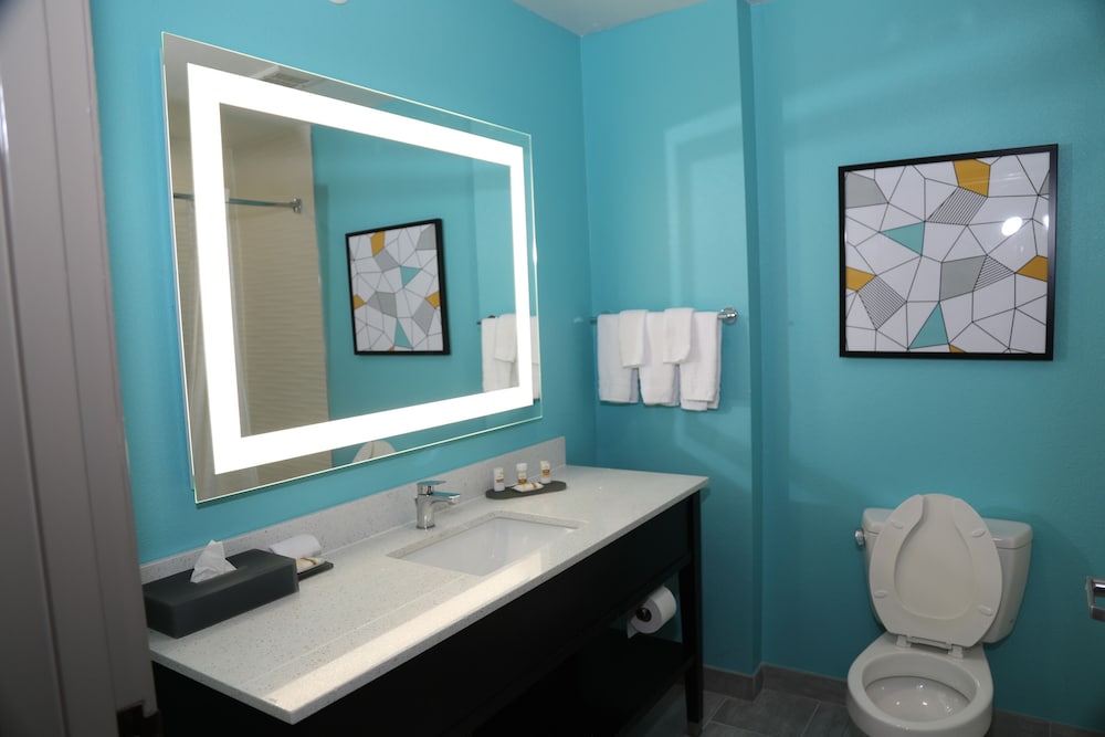 Bathroom, La Quinta Inn & Suites by Wyndham Montgomery