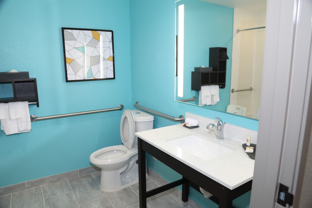 Bathroom, La Quinta Inn & Suites by Wyndham Montgomery