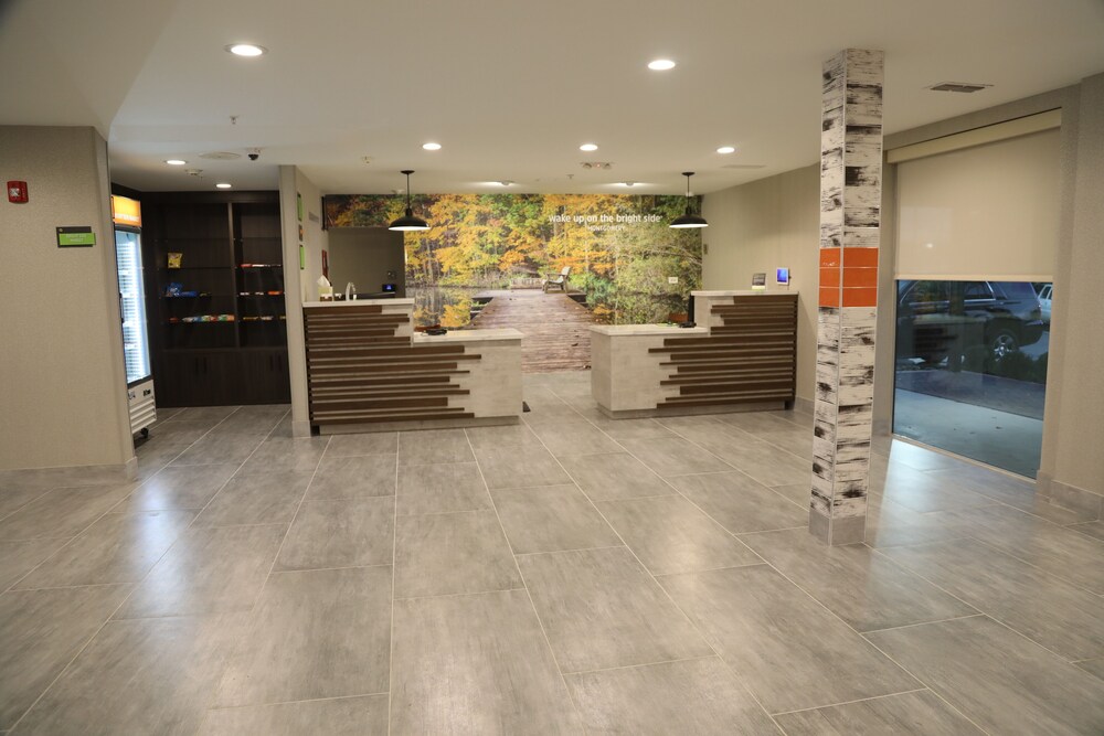 Lobby, La Quinta Inn & Suites by Wyndham Montgomery