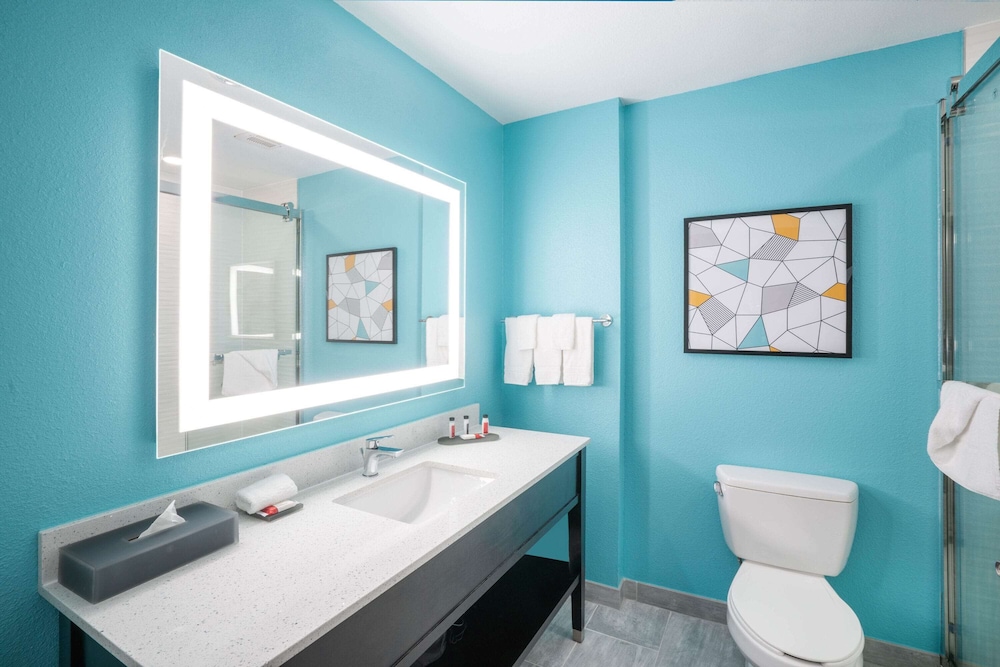 Bathroom, La Quinta Inn & Suites by Wyndham Montgomery