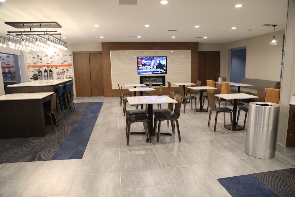 La Quinta Inn & Suites by Wyndham Montgomery