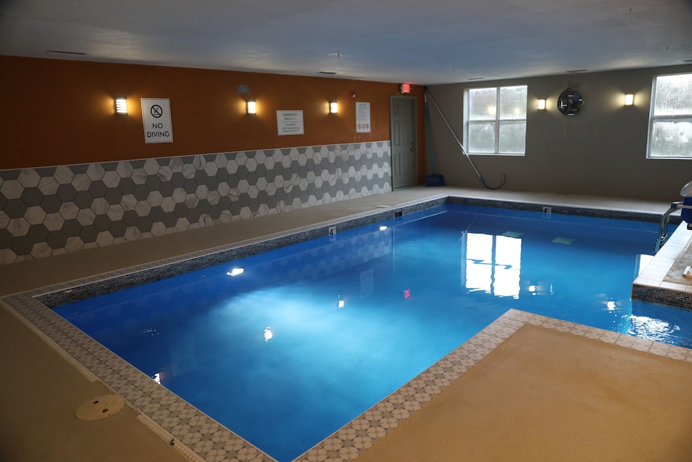 Pool, La Quinta Inn & Suites by Wyndham Montgomery