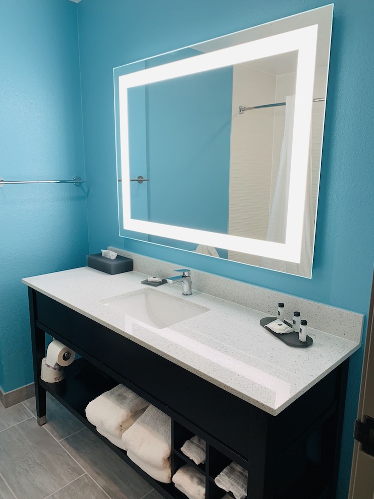 Bathroom, La Quinta Inn & Suites by Wyndham Montgomery