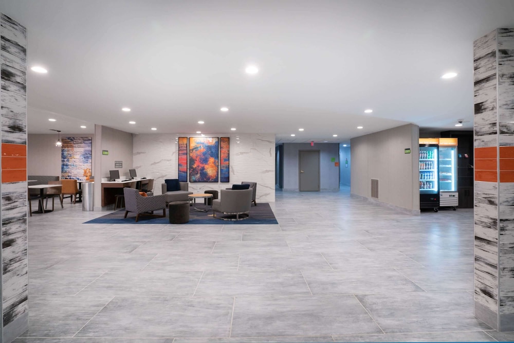 Lobby, La Quinta Inn & Suites by Wyndham Montgomery