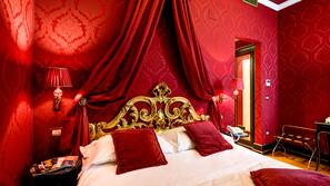 Hypo-allergenic bedding, minibar, in-room safe, desk